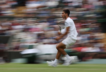 Carlos Alcaraz, durante el partido frente a Otte en la Court 1 de Wimbledon.
