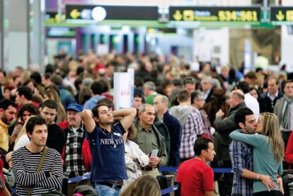 Aspecto que presentaba la terminal 2 del aeropuerto de Madrid-Barajas que se encuentra en situación "rate cero", lo que significa cerrado a las operaciones de aterrizaje y despegue, tras haber abandonado los controladores sus puestos de trabajo.