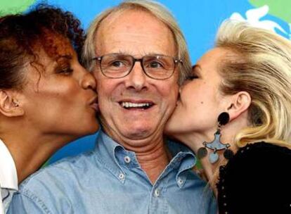 Las actrices Juliet Ellis (a la izquierda) y Kierston Wareing besan a Ken Loach ayer en Venecia.