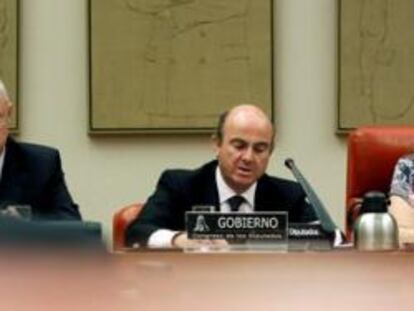 Luis de Guindos durante su comparecencia en el Congreso.