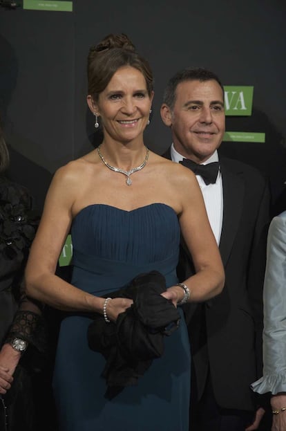 Para asistir a la entrega de los XIX Premios de la Moda Telva, apostó por un favorecedor vestido gris con escote corazón.