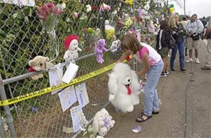 Un improvisado altar en la verja de la casa donde fue hallado el cuerpo de una de las niñas desaparecidas en Oregon.