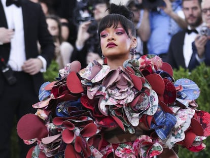 La cantante de Barbados Rihanna llega a la alfombra roja de la gala Met.