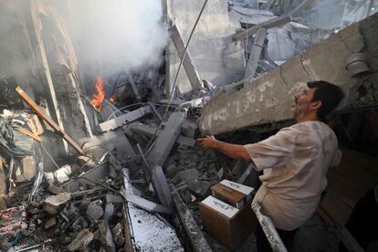 Búsqueda de supervivientes entre los escombros de un edificio en medio de los ataques aéreos israelíes en Jan Yunis, al sur de la Franja, este martes.