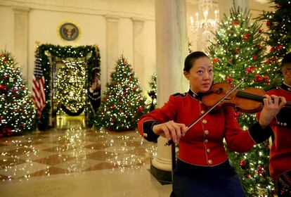 Una miembro de la Banda Marina de los Estados Unidos toca durante la presentación de la decoración navideña.