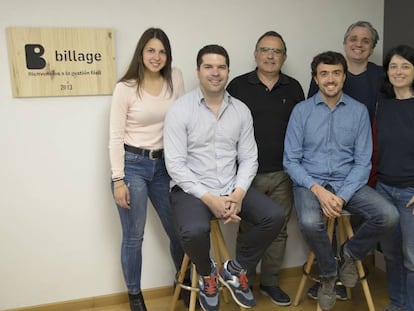 Antoni Guitart Ventura, fundador y CEO de Billage (segundo de la izquierda), junto con el equipo de la compañía en su sede de Barcelona.