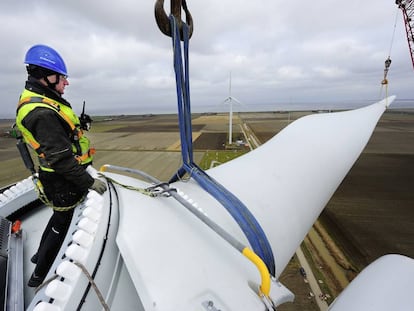Instalación de una turbina eólica de General Electric en Holanda.