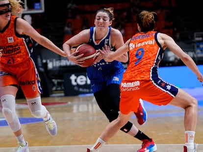 Katie Lou Samuelson intenta superar a Queralt Casas