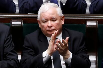 El líder del gobernante Ley y Justicia (PiS), Jaroslaw Kaczynski, aplaude en una sesión parlamentaria en Varsovia el pasado noviembre.