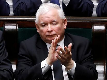 El líder del gobernante Ley y Justicia (PiS), Jaroslaw Kaczynski, aplaude en una sesión parlamentaria en Varsovia el pasado noviembre.