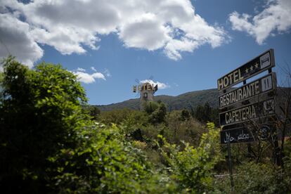 Carteles anunciadores del hotel El Molino junto a la N-1.