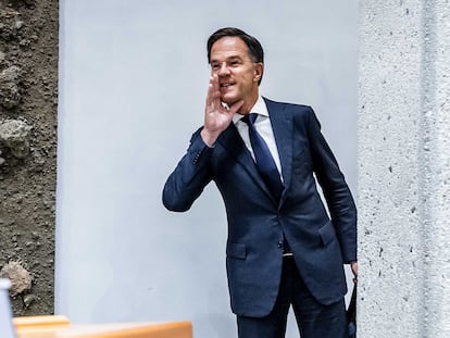 El primer ministro holandés, Mark Rutte, anuncia su dimisión este lunes.