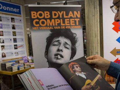 Un lector hojea un libro sobre Dylan.