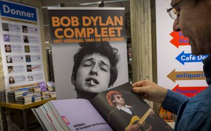 Un lector hojea un libro sobre Dylan.