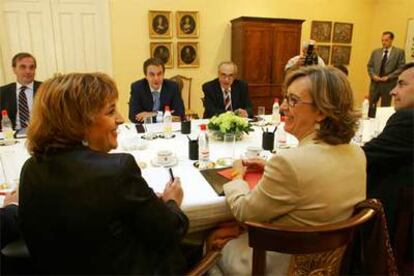 Zapatero y Peces-Barba, durante su reunión con representantes de las fundaciones de víctimas.