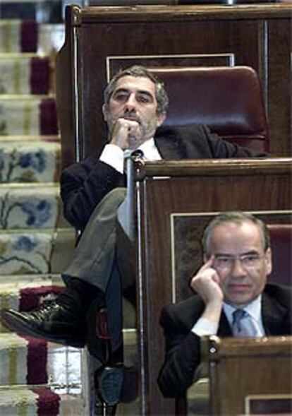Llamazares, sentado en su escaño, detrás de Alfonso Guerra.