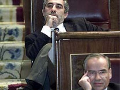 Llamazares, sentado en su escaño, detrás de Alfonso Guerra.