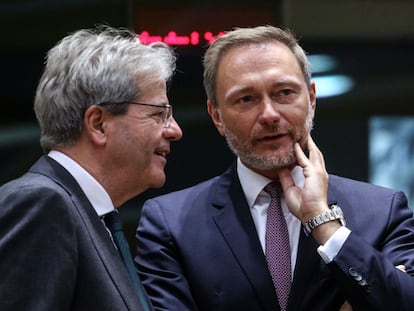 A la izquierda, el comisario de Economía, Paolo Gentiloni, habla con el ministro de Finanzas alemán, Christian Lindner.