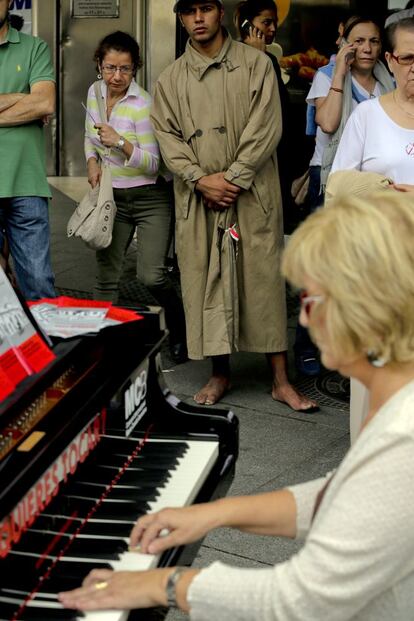 Una pianista toca en la calle Serrano de Madrid durante las jornadas 'Madrid se llena de pianos'.