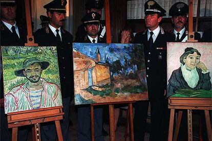 Policías italianos muestran, en marzo de 2001, tres pinturas que habían sido robadas del Museo de Arte Moderno de Roma.