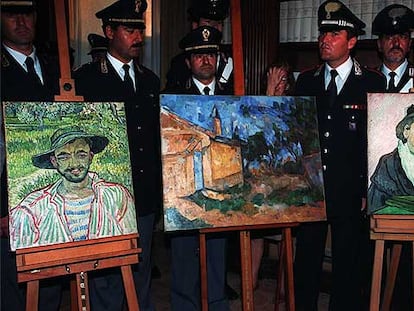 Policías italianos muestran, en marzo de 2001, tres pinturas que habían sido robadas del Museo de Arte Moderno de Roma.