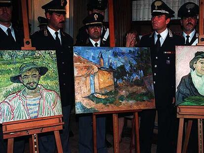 Policías italianos muestran, en marzo de 2001, tres pinturas que habían sido robadas del Museo de Arte Moderno de Roma.