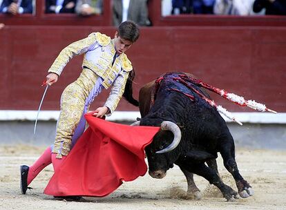 Rubén Pinar, en uno de los pases a un novillo de Montealto ayer en Las Ventas.