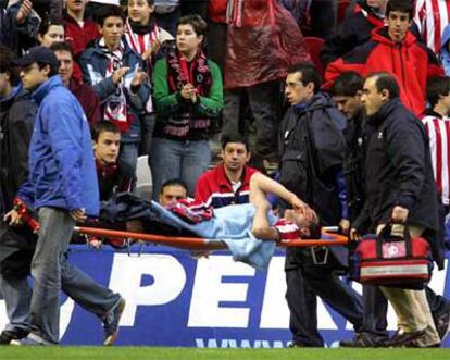 El jugador del Athletic de Bilbao, Carlos Gurpegui, es sacado del campo de juego en camilla, después de un golpe.