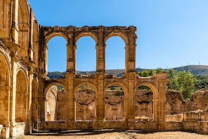 Las majestuosas ruinas de Santa Maria de Rioseco, en la comarca burgalesa de Las Merindades, evocan el esplendor y la monumentalidad que tuvo este antiguo monasterio cisterciense.