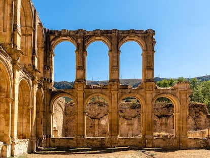 Las majestuosas ruinas de Santa Maria de Rioseco, en la comarca burgalesa de Las Merindades, evocan el esplendor y la monumentalidad que tuvo este antiguo monasterio cisterciense.