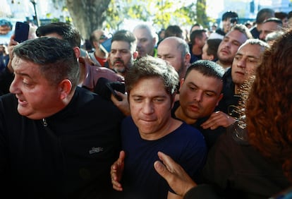 Axel Kicillof sale de una protesta de simpatizantes de Cristina Kirchner, el pasado 18 de junio en Buenos Aires.
