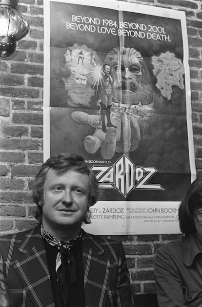 John Boorman, director de 'Zardoz', frente a un cartel de su criatura durante la promoción de la película.