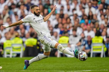 Karim Benzema se lanza por el balón.