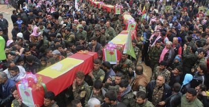 Los funerales de los milicianos muertos en un ataque de EE UU en el noroeste de Siria, este jueves. 