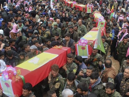 Los funerales de los milicianos muertos en un ataque de EE UU en el noroeste de Siria, este jueves. 