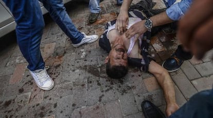 Manifestante herido en una manifestaci&oacute;n en Soma (Turqu&iacute;a), este viernes. 