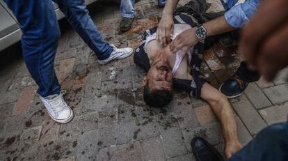Manifestante herido en una manifestación en Soma (Turquía), este viernes.