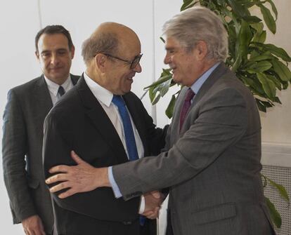 El ministro de Exteriores, Alfonso Dastis, saluda a su hom&oacute;logo franc&eacute;s, Jean-Yves Le Drian.