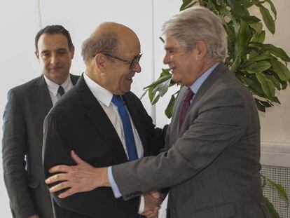 El ministro de Exteriores, Alfonso Dastis, saluda a su hom&oacute;logo franc&eacute;s, Jean-Yves Le Drian.