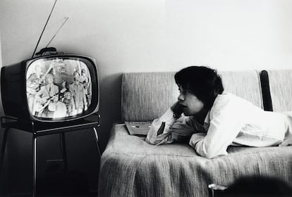 Mick Jagger, en octubre de 1964, sigue a través de la televisión de un hotel de Estados Unidos la emisión de una actuación grabada el 5 de agosto de 1964 pero no emitida en el Reino Unido.