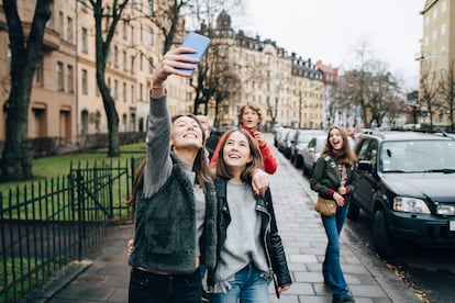 Viajar al extranjero ofrece una oportunidad única para que los jóvenes desarrollen autoconfianza al enfrentarse a desafíos en un entorno desconocido.