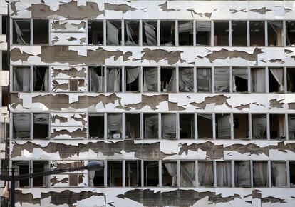 Ventanas rotas en una fachada destrozada del centro de negocios de Beirut, Libano, a consecuencia de la explosión de un coche bomba, matando a un prominente político pro-occidental y al menos otras cinco personas.