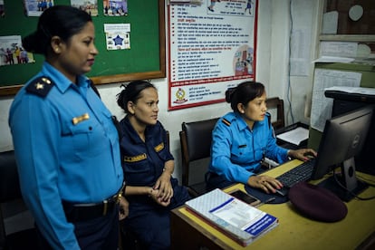 En los últimos meses, el trabajo de la policía especializada en violencia de género aumentó considerablemente, con llamadas constante a través de la línea de emergencia. Durante la pandemia, debido al confinamiento domiciliario, las mujeres tienen mayor riesgo de sufrir violencia de sus parejas. En la imagen, miembros del equipo policial experto en agresiones machistas de Katmandú, Nepal.