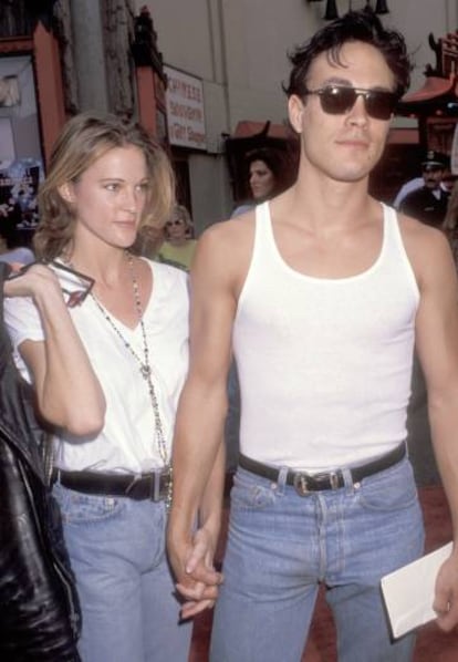 Brandon Lee con su novia Eliza Hutton en Los Ángeles durante el estreno de la película 'El pequeño Tate' en 1991.