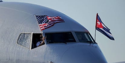 Un avión de la compañía American Airlines con las banderas de Cuba y Estados Unidos a su llegada al aeropuerto de La Habana. Foto de archivo.
 