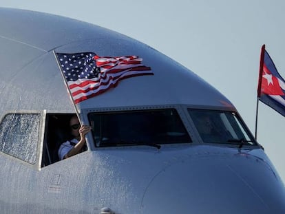 Un avión de la compañía American Airlines con las banderas de Cuba y Estados Unidos a su llegada al aeropuerto de La Habana. Foto de archivo.
 