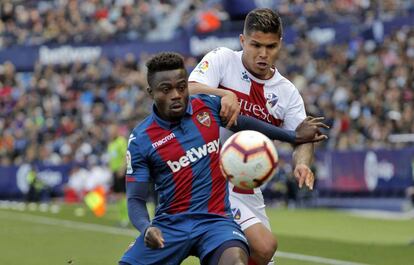 Moses disputa el balón con el Cucho Hernández.