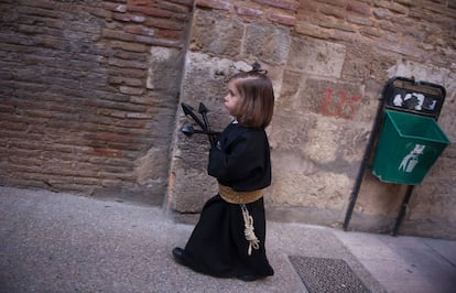 Una niña participa en la hermandad 'Silencio del Santísimo Cristo del Rebate', en Tarazona (Zaragoza).