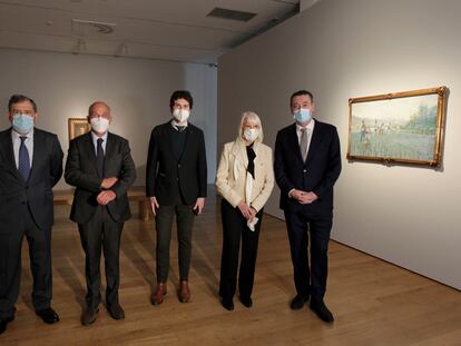 Miguel Zugaza (derecha), director del Bellas Artes de Bilbao, junto a personalidades en la presentación de la donación de tres nuevas obras de arte vasco.