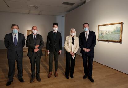 Miguel Zugaza (derecha), director del Bellas Artes de Bilbao, junto a personalidades en la presentación de la donación de tres nuevas obras de arte vasco.